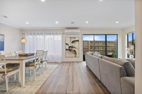 Ballarat Modern Oasis, Stylish 3 bedroom 2 bathroom Retreat, Newly build, New appliances, beds and furniture, Walking distance to Shopping mall